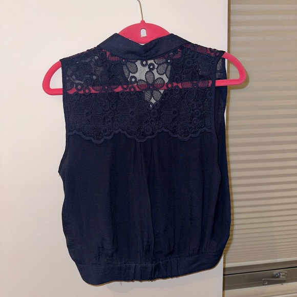 Beautiful linen crop top with lace detailing - Picture 3 of 4